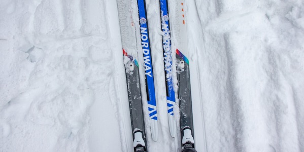 Deslizándote hacia la Cima: Cómo Elegir los Mejores Esquís para una Aventura Invernal